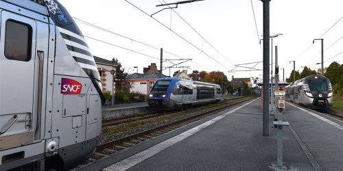 Trains à quai, Bretagne.